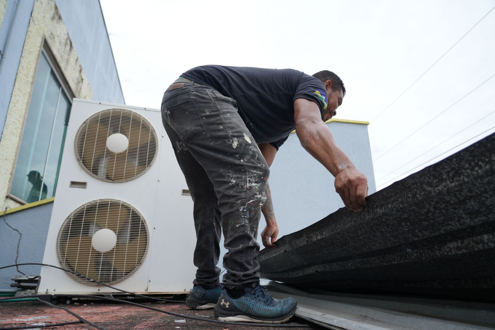 Serviços iniciaram com a manutenção das calhas, rufos e a substituição de parte do telhado