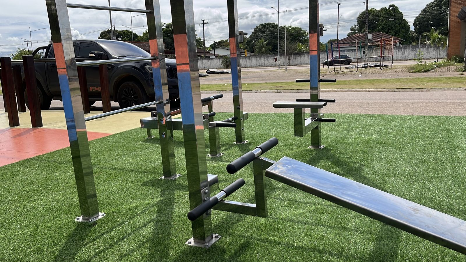 Espaço também recebeu novos equipamentos de calistenia em aço inox
